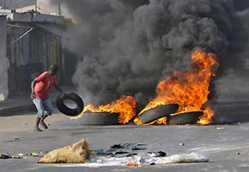 Violência nos protestos em Maputo (Grant Lee Neuenburg/Reuters)
