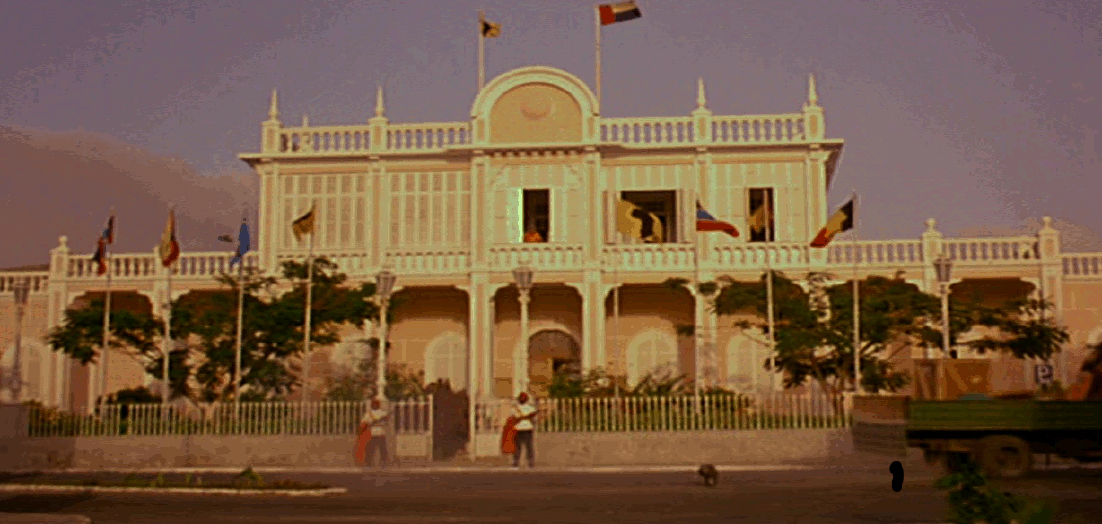 FIGURA 4 _ A imagem de Cabral caída em frente ao Palácio do Povo (Cabo Verde).