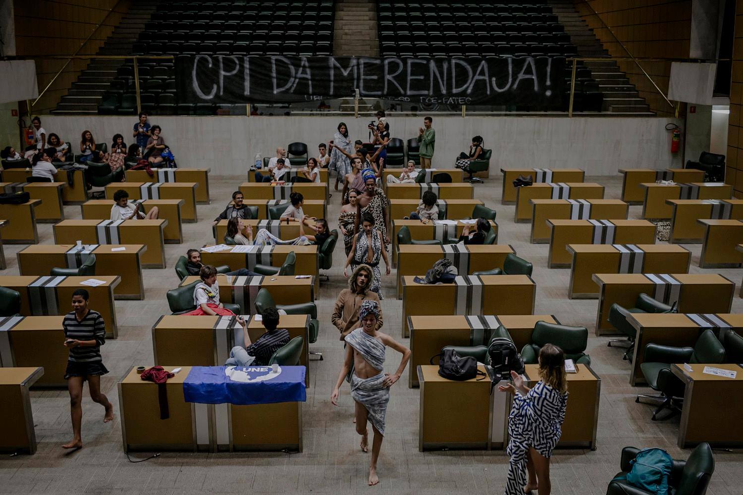 'ALESP fashion week' na sala plenária da Assembleia Legislativa de São Paulo durante a ocupação. Início de maio de 2016 (Fonte Vaidapé).