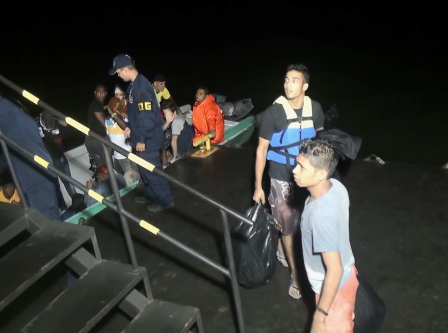 Armada de México - Resgate de 44 migrantes que viajavam barcos ilegais, em Turbo