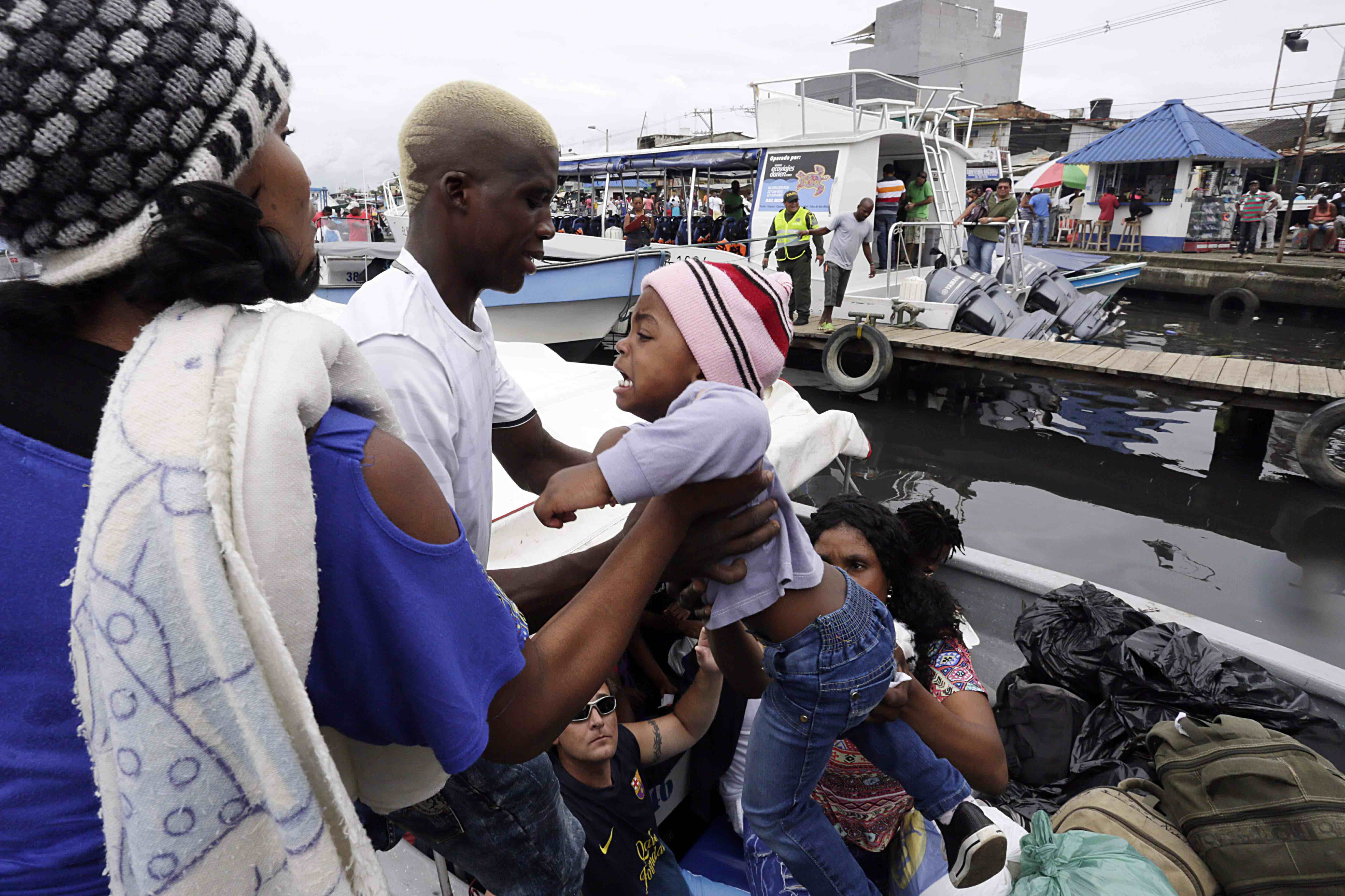El Tiempo (Carlos Ortega) - Migrantes africanos em Turbo, Colômbia, a ponto de cruzar o Golfo de Urabá.