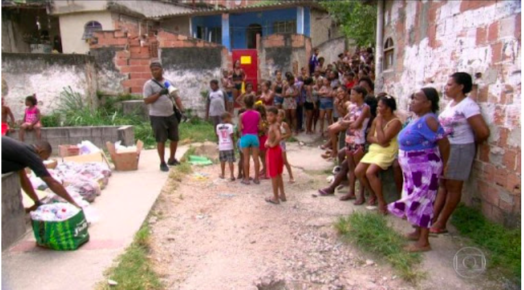 Fila de moradores sem máscaras para doação de alimentos na periferia de Salvador – BA (fonte Tribuna Feirense)