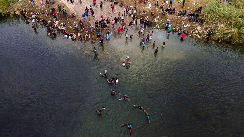 Haitianos cruzam o rio Bravo para os Estados Unidos (Julio Cortez - AFP)