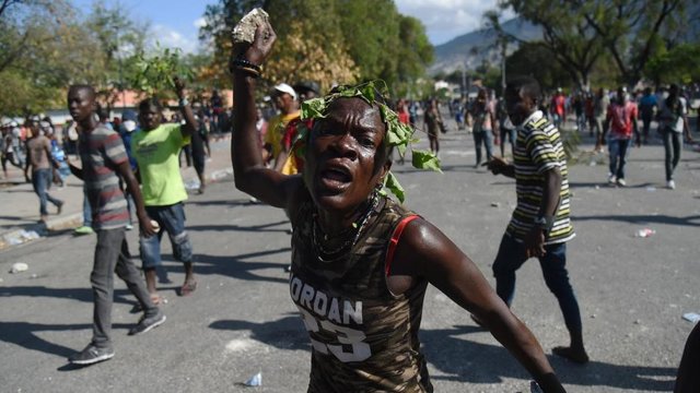 Manifestações violentas têm exigido, nos últimos meses, democracia e progresso no Haiti (AFP)